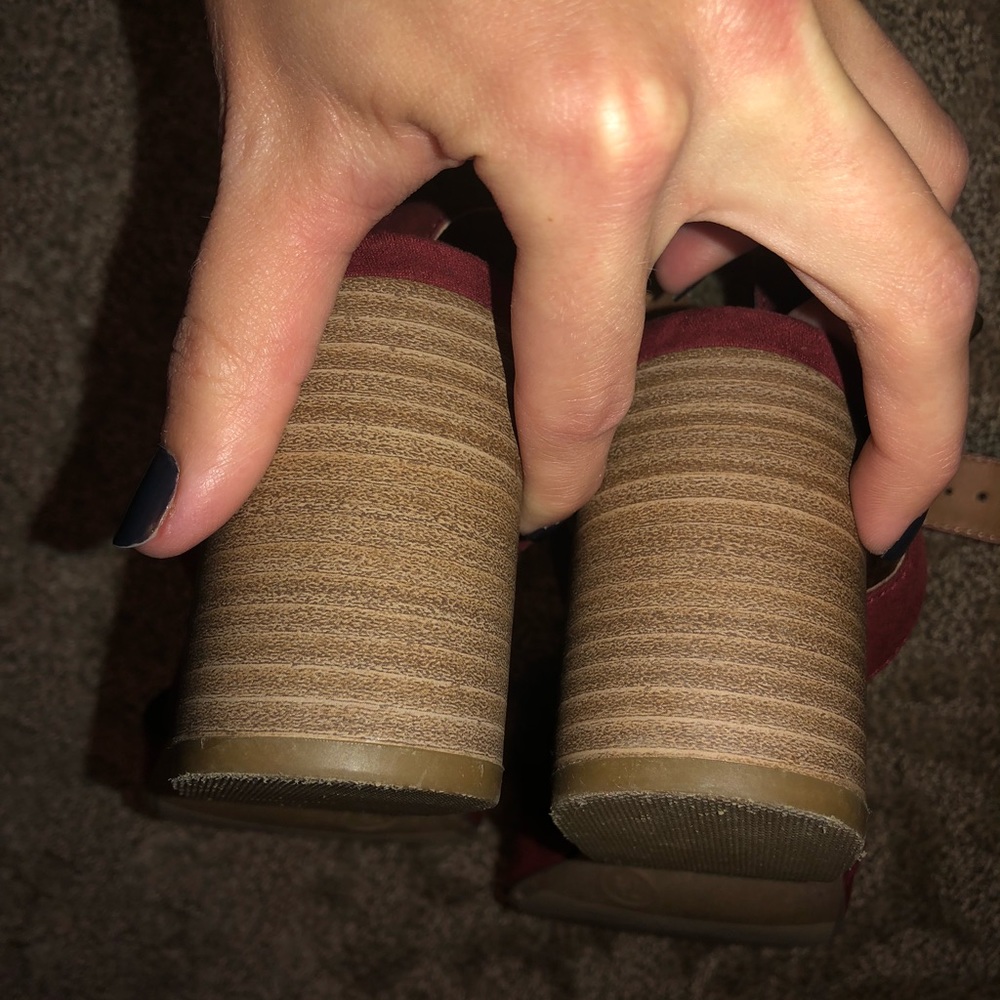 Universal Thread Heels - Picture 5 of 6